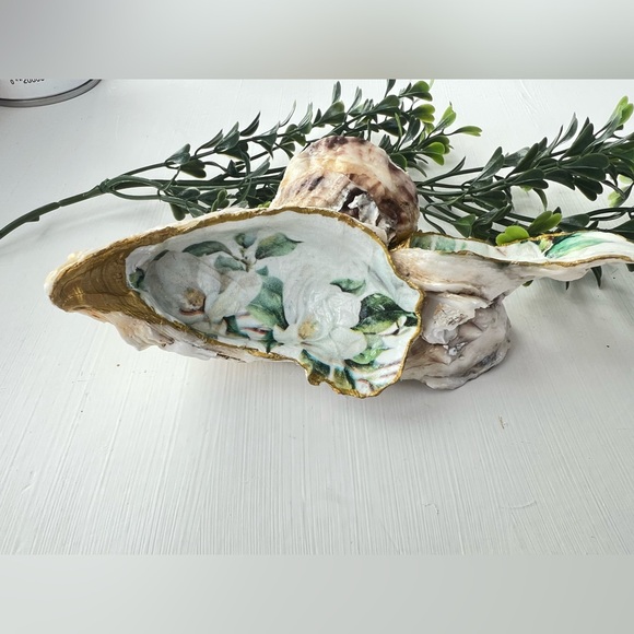 CLOSING SALE NWT Decorative Magnolia Flower Oyster Cluster Shell - Picture 2 of 4